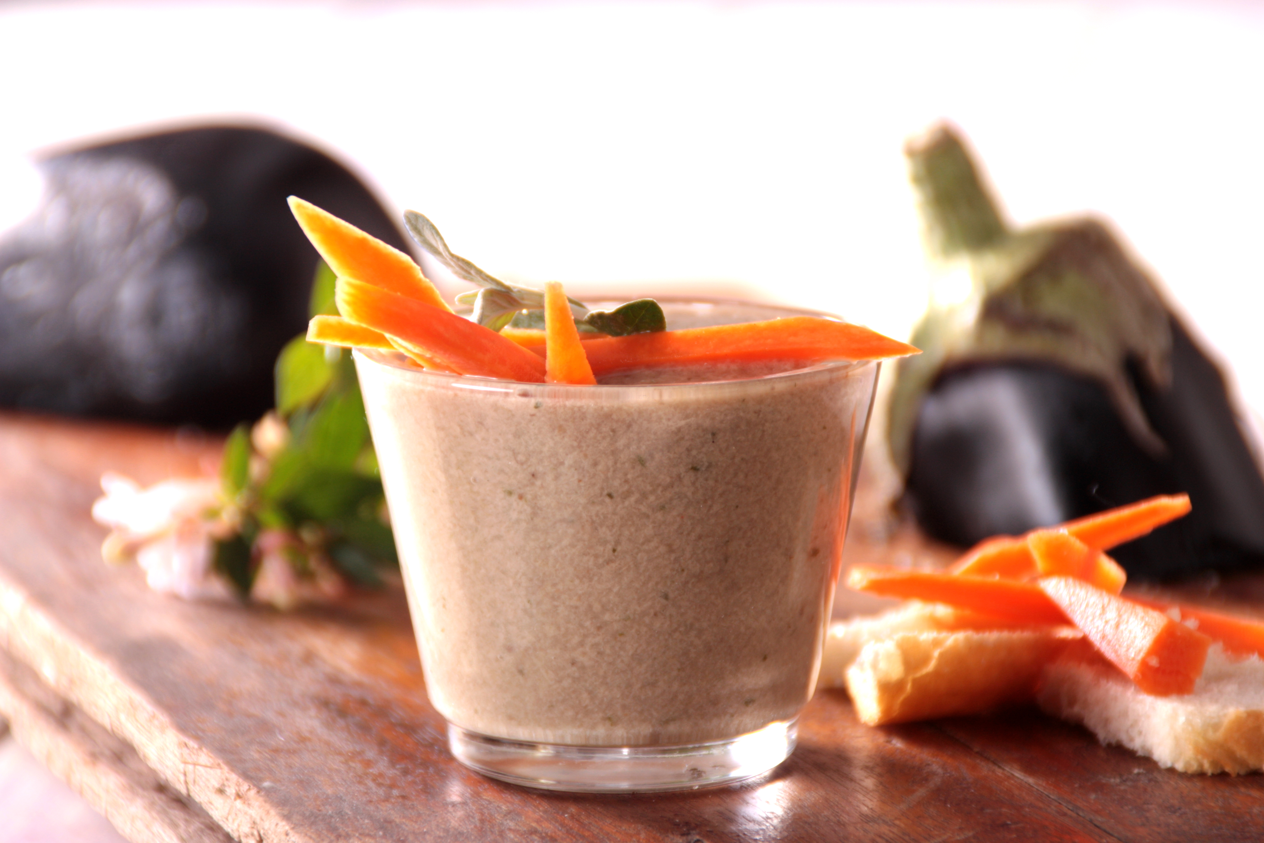 Gazpacho de tomate y melón con tosta de aceitunas y anchoas