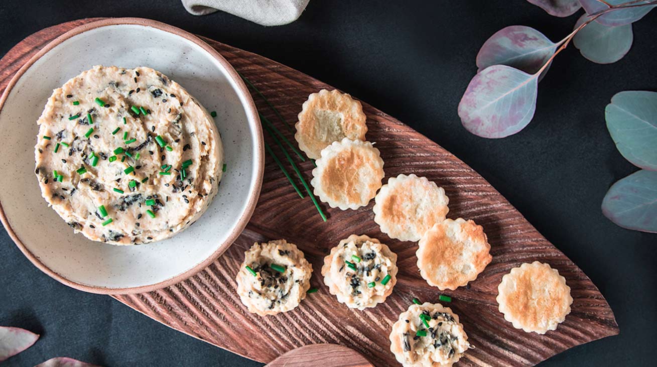 Alubias con albahaca, piñones y parmesano