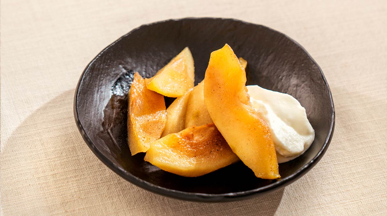 Peras salteadas con crema de yogur