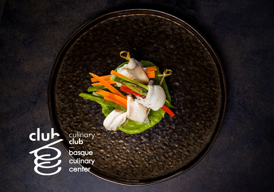 Bacallau encebolado e salsa de tomate