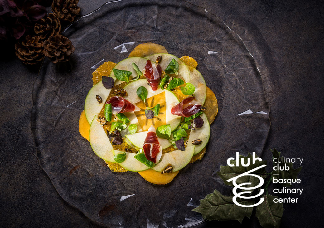Carpaccio de frutas de temporada con jamón de pato