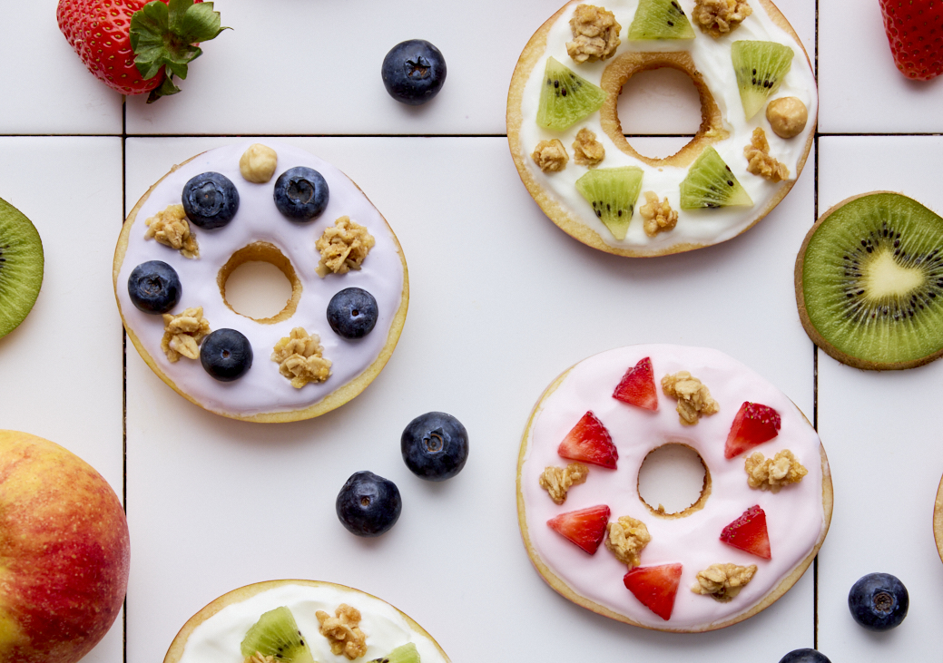 Rosquillas de manzana, yogur y frutas