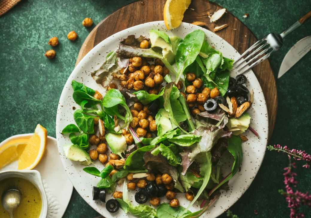 Ensalada templada de garbanzos especiados con vinagreta de cítricos
